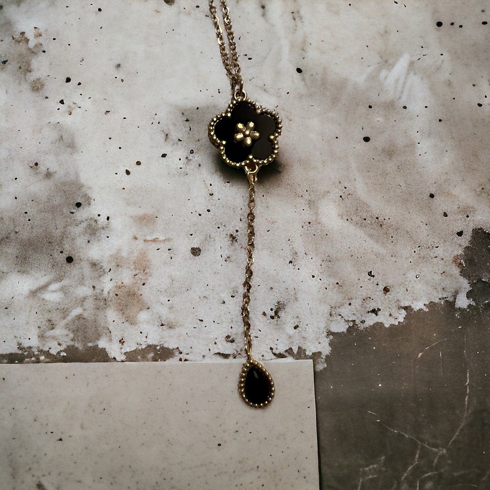 Feminine and Classy Necklace with Flower Pendant and Gem Charm in Black